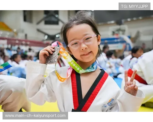 跆拳道少年在赛场上模仿名将庆祝动作被罚，网友分裂