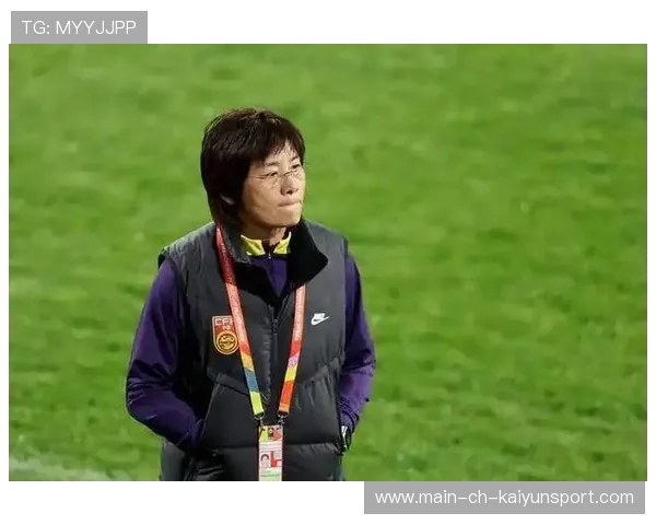 加拉塔萨雷女足杨莉娜回追协防,边路抢断立刻反击 加拉塔萨雷女足杨莉娜回追协防,边路抢断立刻反击